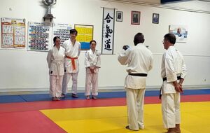 Tano se sacrifie pour immortaliser l'évènement, sous le regard attentif d'Antoine.