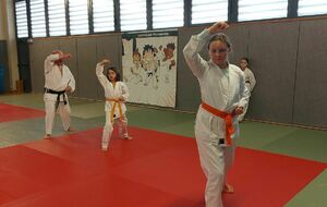 Albane et Barbara travaillent tandis que Lésia attend son tour.
