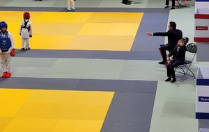 Mathis s'apprête à entrer en scène, sous les conseils avisés de coach Jean-Michel