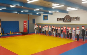 Le cours commence par le salut rituel