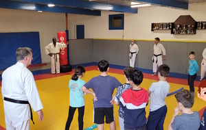 Tano donne les dernières consignes.