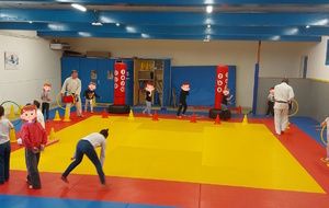 Les élèves passent d'un atelier à un autre.